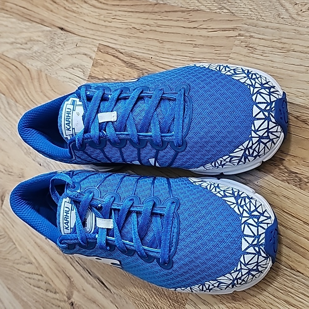 Men's Karhu athletic running shoe size 10 blue & white